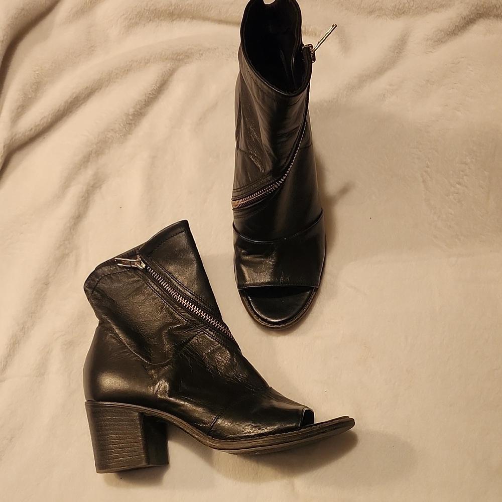 White Mountain Black Heeled Boots